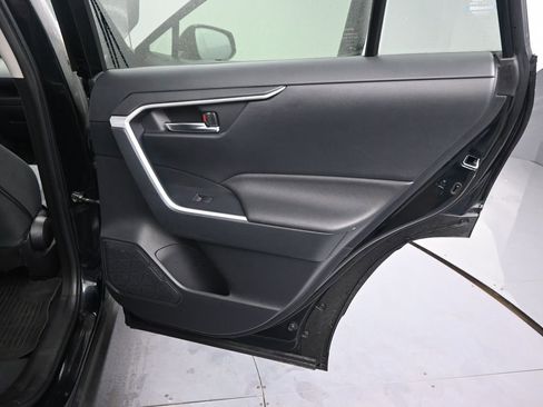 Used 2021 Toyota RAV4 XLE w/ Convenience Package image 21