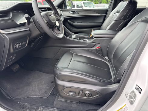 Used 2025 Jeep Grand Cherokee Limited AWD/4WD image 12