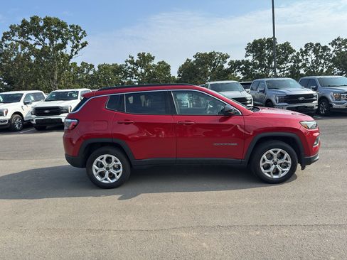 Used 2025 Jeep Compass Latitude AWD/4WD image 4