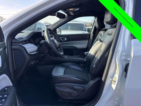 Used 2023 Jeep Compass Latitude image 3