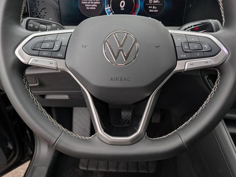 Used 2025 Volkswagen Tiguan SE AWD/4WD image 25