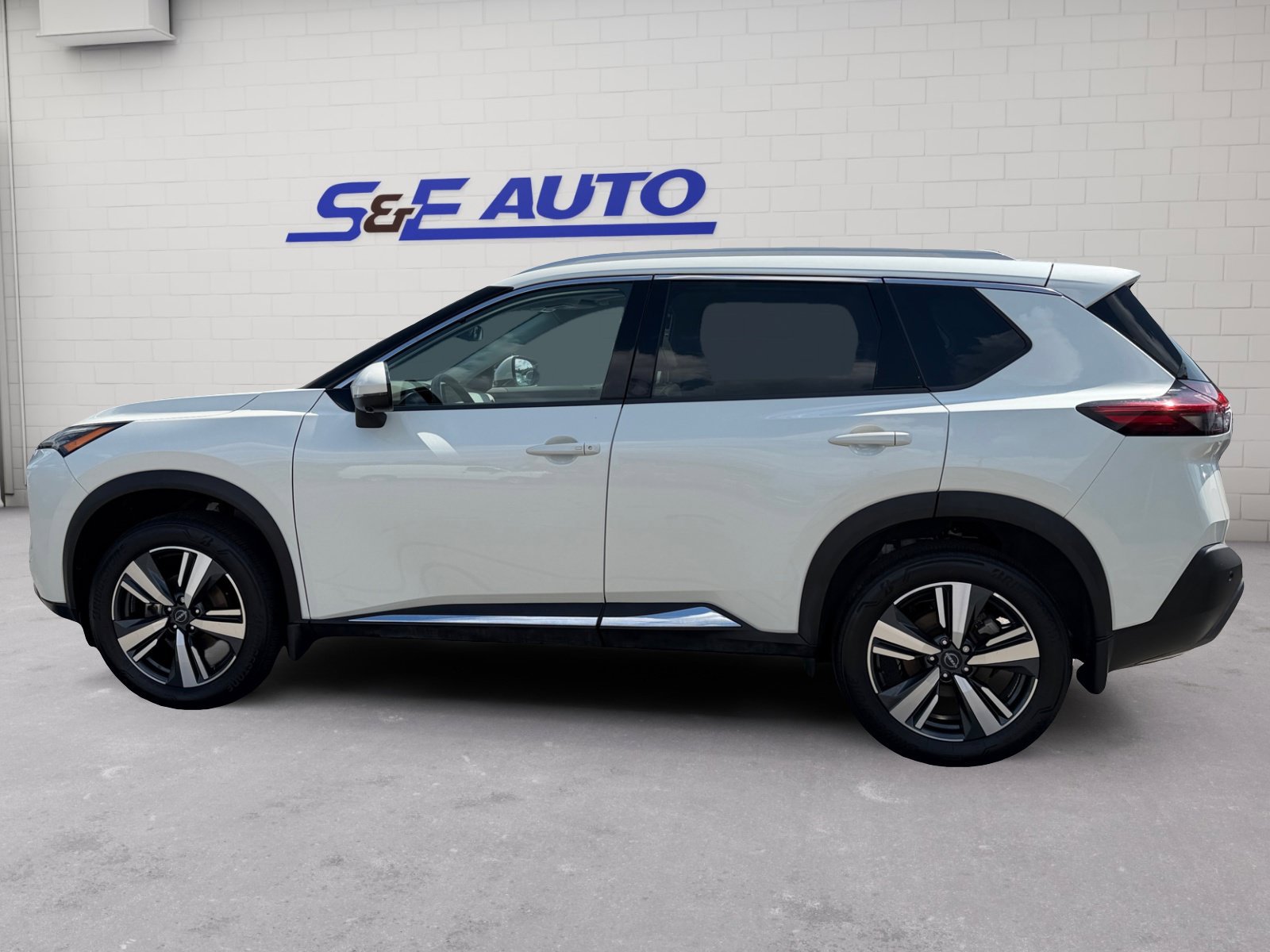 Used 2023 Nissan Rogue SL AWD/4WD image 2