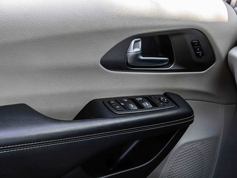 Used 2023 Chrysler Pacifica Touring-L FWD image 15