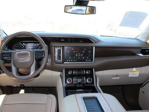 Used 2021 GMC Yukon Denali w/ LPO, Illumination Package image 28