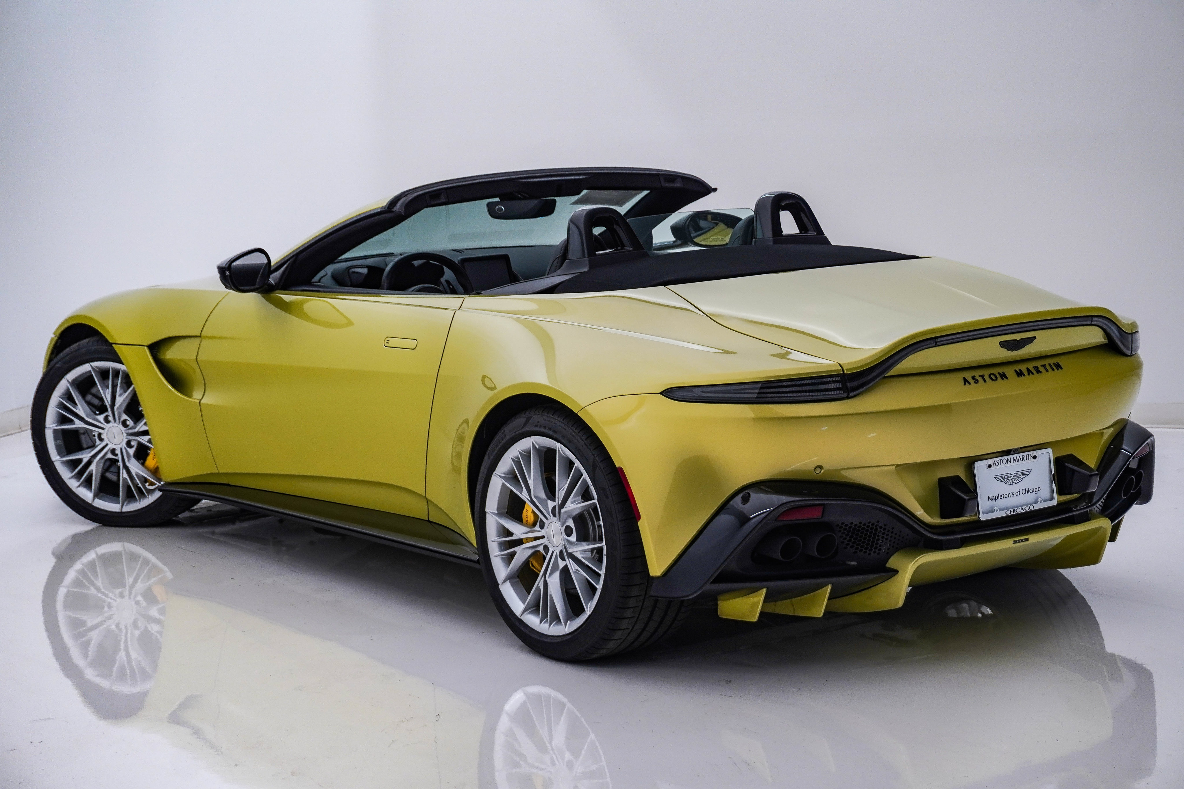 Used 2023 Aston Martin V8 Vantage Roadster RWD image 12