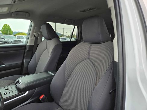 Used 2024 Toyota Highlander XLE AWD/4WD image 21