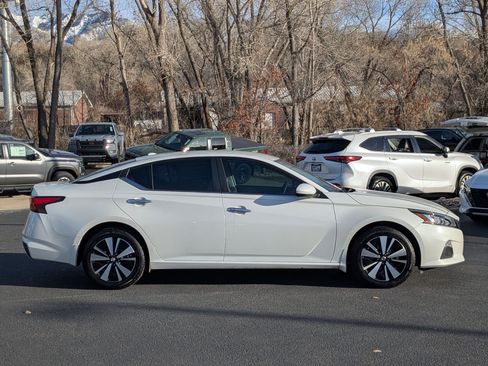 Used 2021 Nissan Altima 2.5 SV image 2