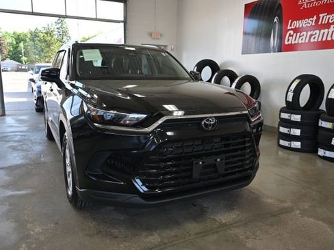 Used 2024 Toyota Grand Highlander AWD image 3