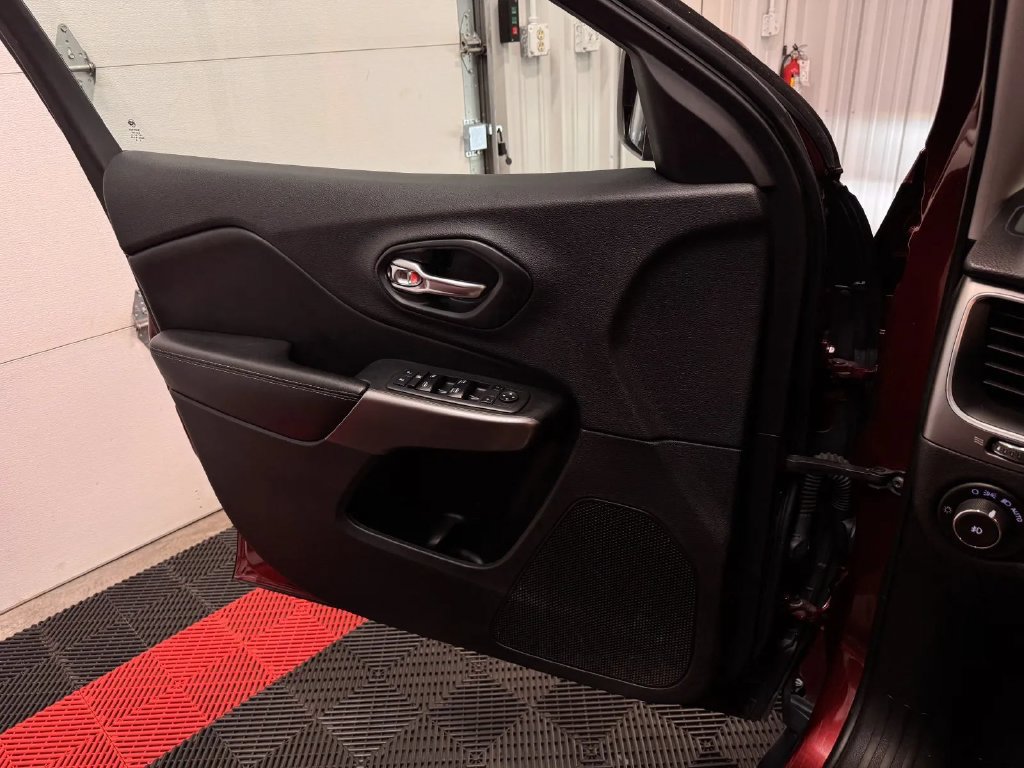 Used 2019 Jeep Cherokee Latitude Plus FWD image 28