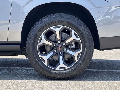 New 2026 GMC Yukon XL AT4 w/ AT4 Premium Plus Package AWD/4WD image 32