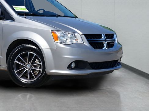 Used 2017 Dodge Grand Caravan SXT w/ Driver Convenience Group FWD image 3