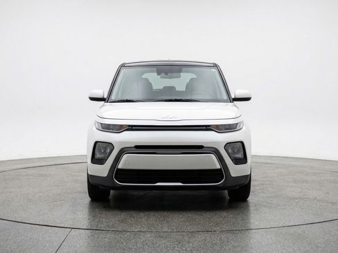 Used 2025 Kia Soul LX w/ LX Technology Package image 2