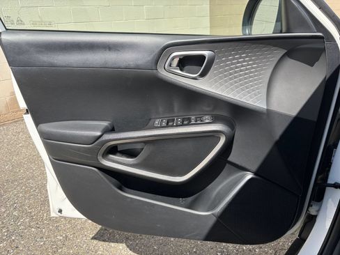 Used 2025 Kia Soul LX w/ LX Technology Package FWD image 15