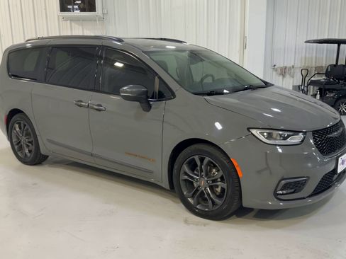 Used 2023 Chrysler Pacifica Touring-L w/ Road Tripper Package FWD image 3