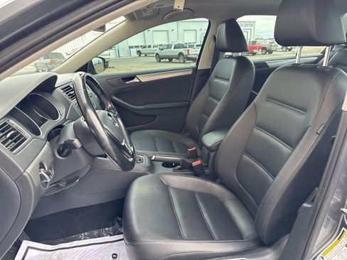 Used 2017 Volkswagen Jetta SE image 9