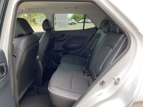 Used 2022 Hyundai Venue Limited FWD image 24