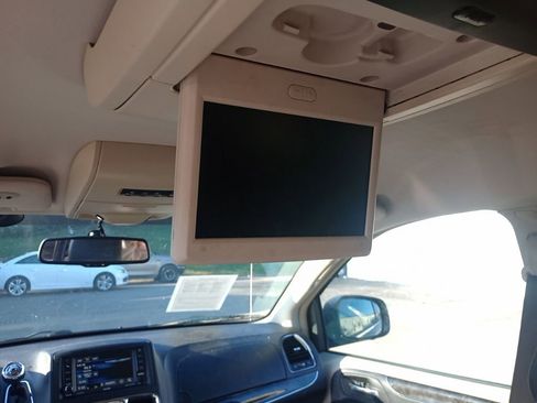 Used 2014 Chrysler Town & Country Touring image 13