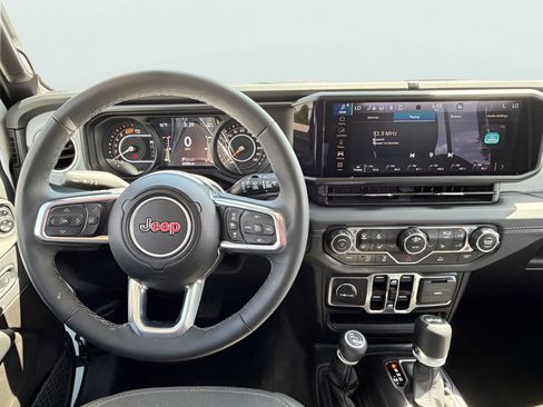 Used 2025 Jeep Wrangler Unlimited Sahara AWD/4WD image 19