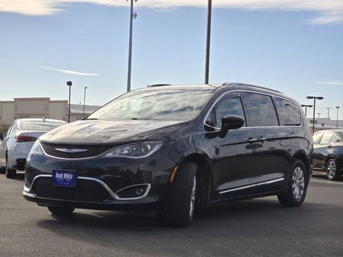 Used 2019 Chrysler Pacifica Touring-L image 10