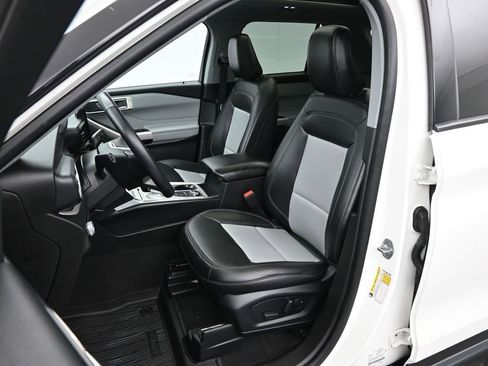 Certified 2023 Ford Explorer XLT w/ Equipment Group 202A image 11