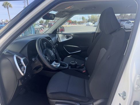 Used 2022 Kia Soul LX image 5