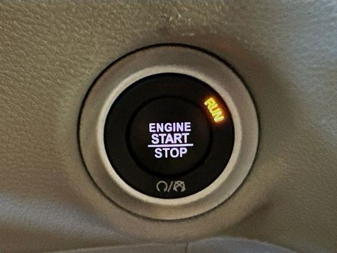 Used 2023 Chrysler Pacifica Touring-L FWD image 26