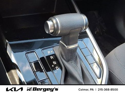 Used 2025 Kia Niro LX image 17