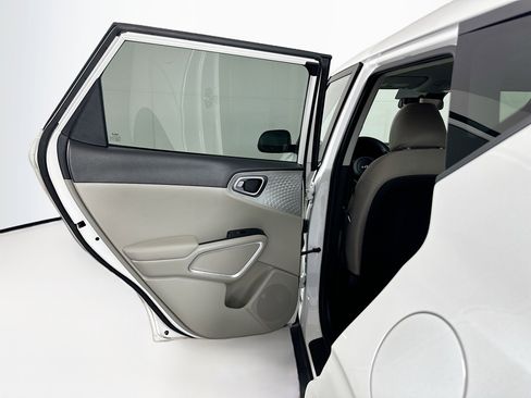 Used 2025 Kia Soul LX w/ LX Technology Package FWD image 25