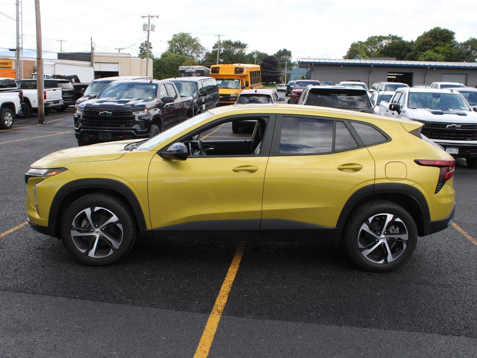 Used 2024 Chevrolet Trax RS w/ Sunroof Package FWD image 5