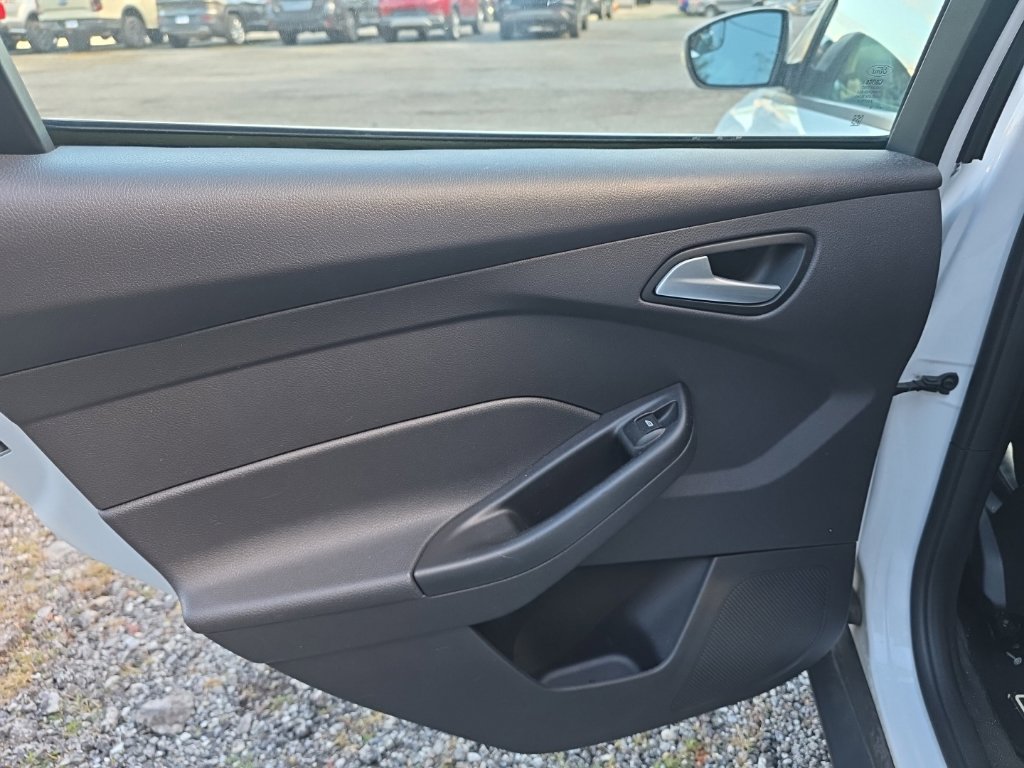 Used 2014 Ford Focus SE w/ Equipment Group 201A FWD image 15