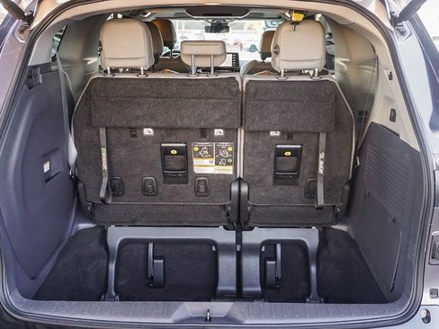 Used 2023 Toyota Sienna Limited image 25