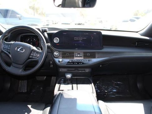 Certified 2022 Lexus LS 500 w/ Accessory Package (Z2) RWD image 10
