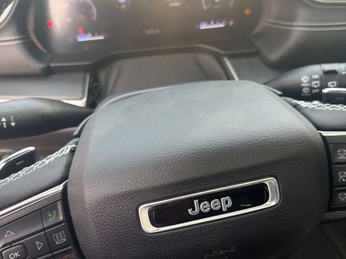 Used 2023 Jeep Grand Cherokee Altitude AWD/4WD image 9