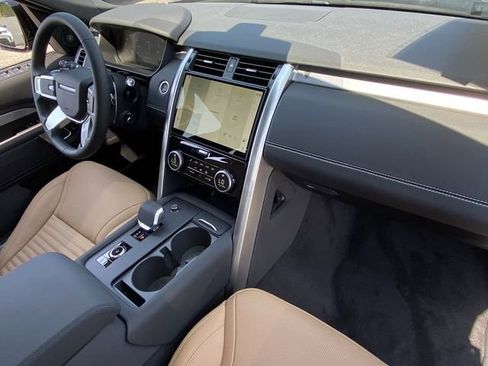 New 2025 Land Rover Discovery Dynamic SE AWD/4WD image 12