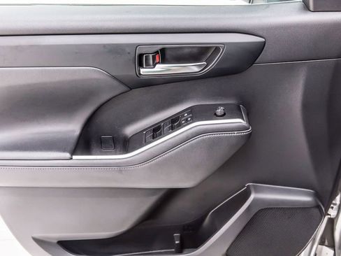 Used 2021 Toyota Highlander XLE image 24