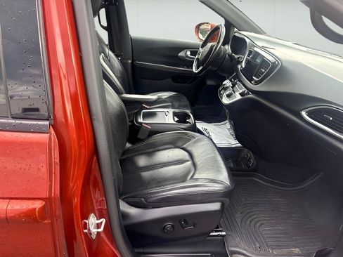 Used 2018 Chrysler Pacifica Touring-L Plus FWD image 18