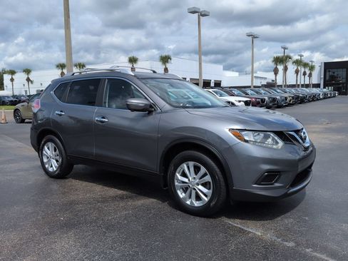 Used 2015 Nissan Rogue SV w/ SV Premium Package FWD image 2