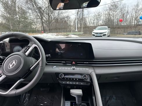 Used 2025 Hyundai Elantra SEL image 24