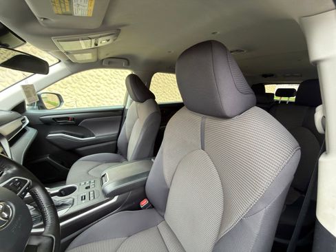 Used 2023 Toyota Highlander LE AWD/4WD image 19