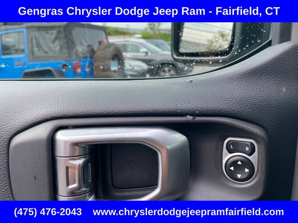 Used 2018 Jeep Wrangler Unlimited Sahara AWD/4WD image 37