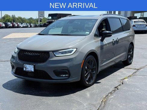 Used 2025 Chrysler Pacifica Limited FWD image 9