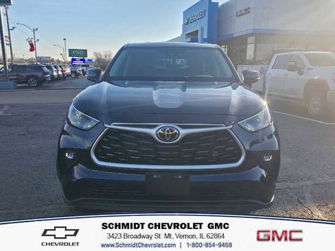 Used 2024 Toyota Highlander LE image 2