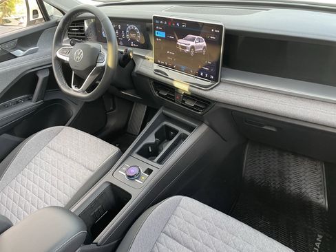 Used 2025 Volkswagen Tiguan S image 11