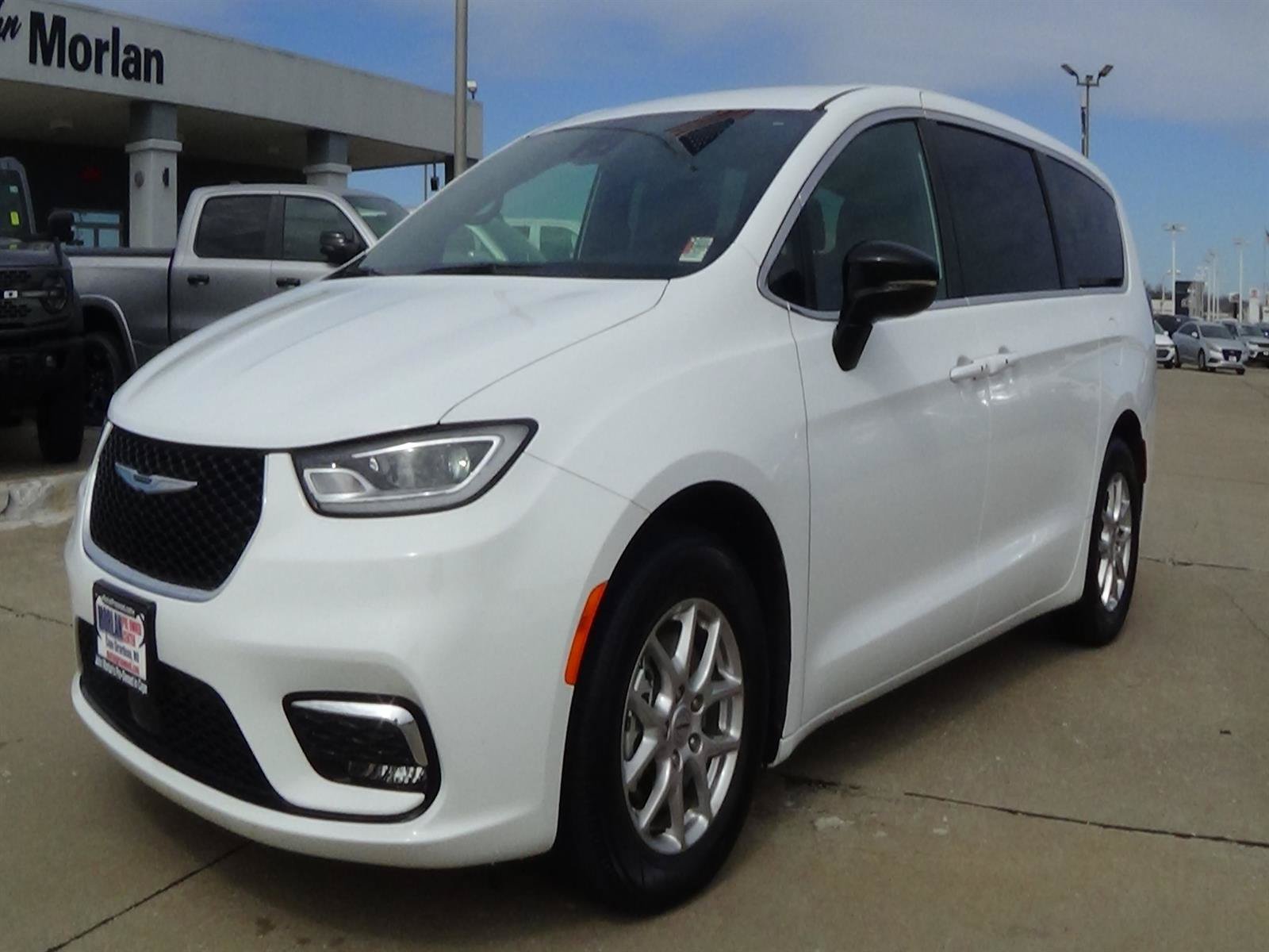 Certified 2025 Chrysler Pacifica Select FWD image 2