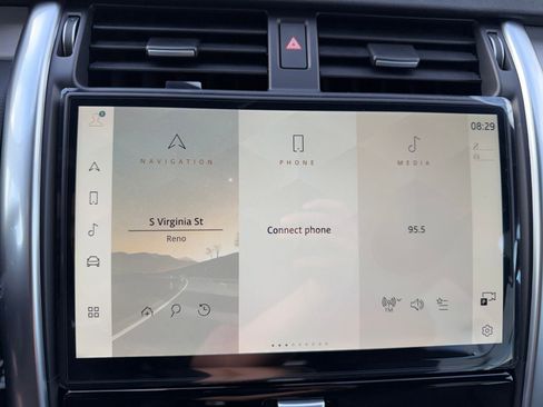 New 2026 Land Rover Discovery Dynamic SE image 16