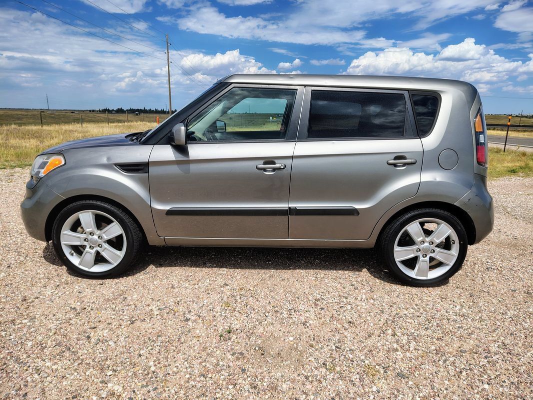 Used 2011 Kia Soul ! FWD image 2