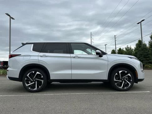 Used 2024 Mitsubishi Outlander SE AWD/4WD image 3