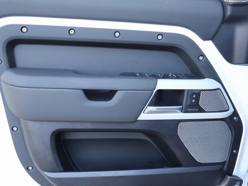 Used 2024 Land Rover Defender 130 X-Dynamic SE image 9