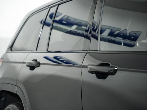 Used 2025 Jeep Grand Cherokee Limited w/ Luxury Tech Group II image 19