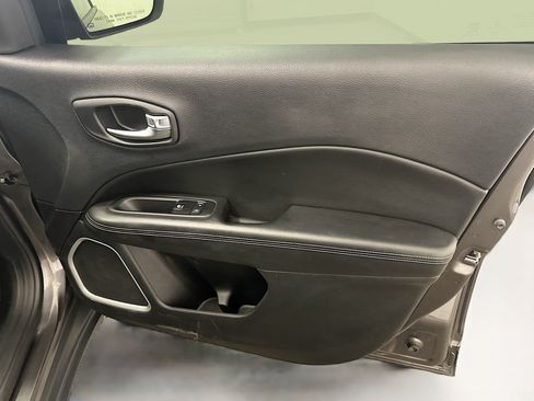 Used 2018 Jeep Compass Latitude w/ Popular Equipment Group AWD/4WD image 32
